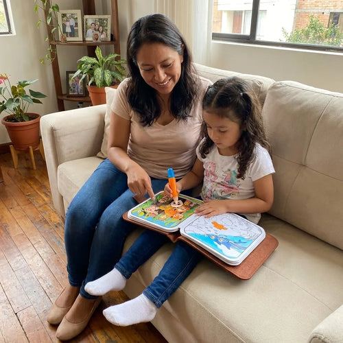 Niña pintando en casa